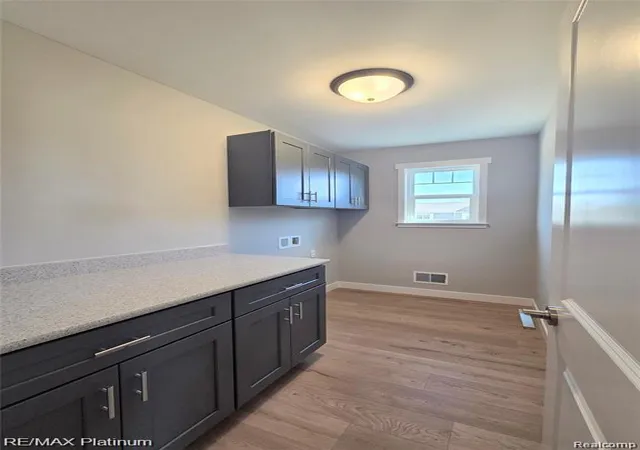 2nd image of 830 Oakwood Cir, Fenton, MI 48430