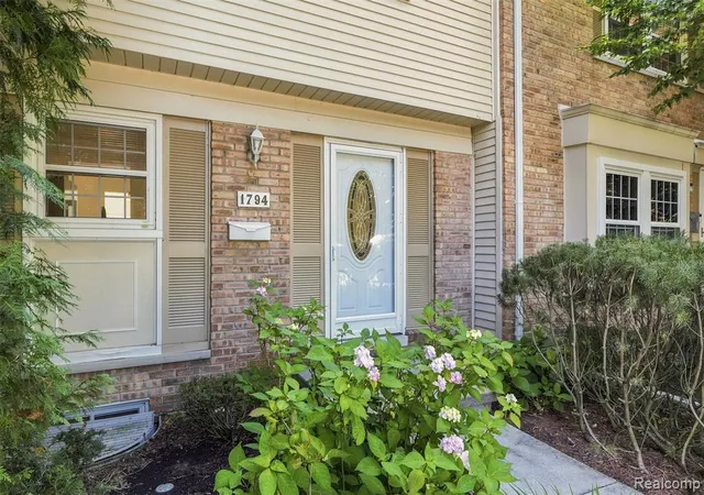 3rd image of 1794 Brentwood Dr, Troy, MI 48098 | MLS# 61009279