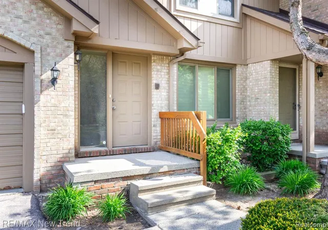 Homes for sale in Farmington Hills, MI | 29583 Sierra Pointe Cir, Farmington Hills, MI 48331 | MLS# 60991799
