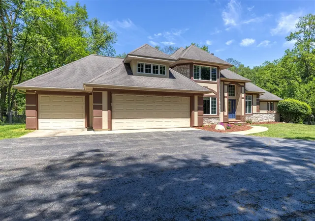 3rd image of 1722 W Kilgore Rd, Kalamazoo, MI 49008 | MLS# 70535728