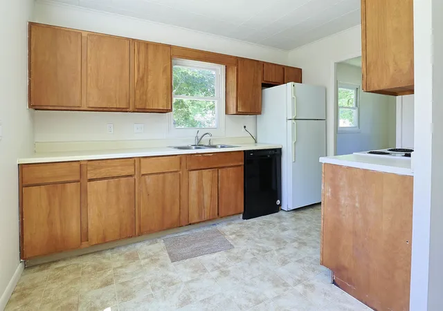 4th image of 1002 E Sugnet Rd, Midland, MI 48642 | MLS# 50214395