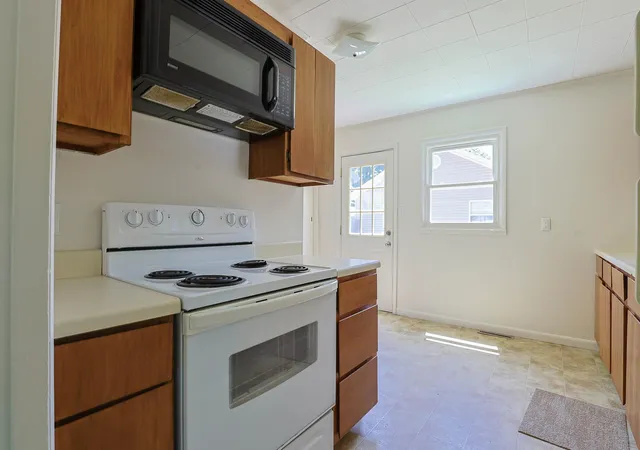 5th image of 1002 E Sugnet Rd, Midland, MI 48642 | MLS# 50214395