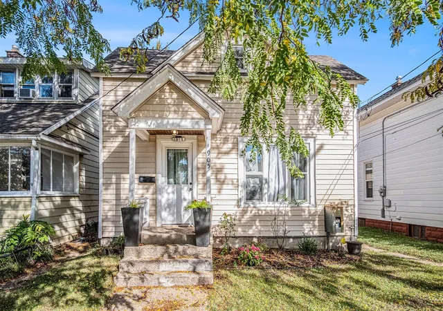 Photo 3 of Sale Pending at 905 Nw Courtney St, Grand Rapids, MI 49504 | MLS# 70502193 | Listing updated on 2026-03-16