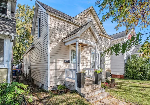 Photo 4 of Sale Pending at 905 Nw Courtney St, Grand Rapids, MI 49504 | MLS# 70502193 | Listing updated on 2026-03-16
