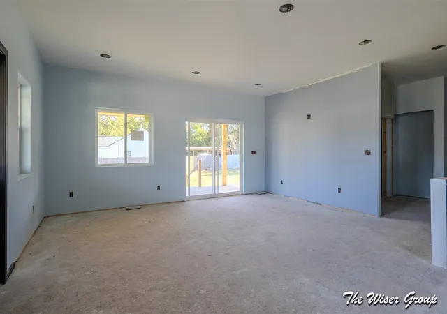 Photo 4 of Single family home for sale at 402 48th Street, Grand Rapids, MI 49548 | MLS# 70501832 | Listing updated on 2025-12-02