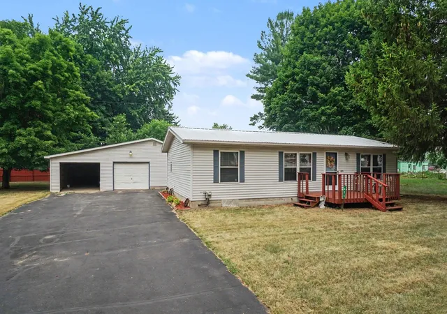 Photo 1 of Single family home for sale at 425 E Maple St, Gladwin, MI 48624 | MLS# 50215412 | Listing updated on 2026-09-15