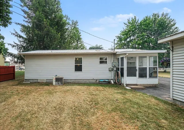 Photo 2 of Single family home for sale at 425 E Maple St, Gladwin, MI 48624 | MLS# 50215412 | Listing updated on 2026-09-15