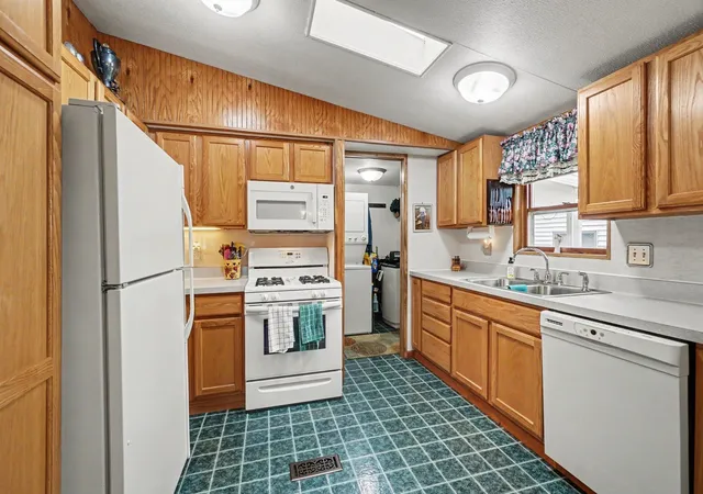 Photo 3 of Single family home for sale at 425 E Maple St, Gladwin, MI 48624 | MLS# 50215412 | Listing updated on 2026-09-15
