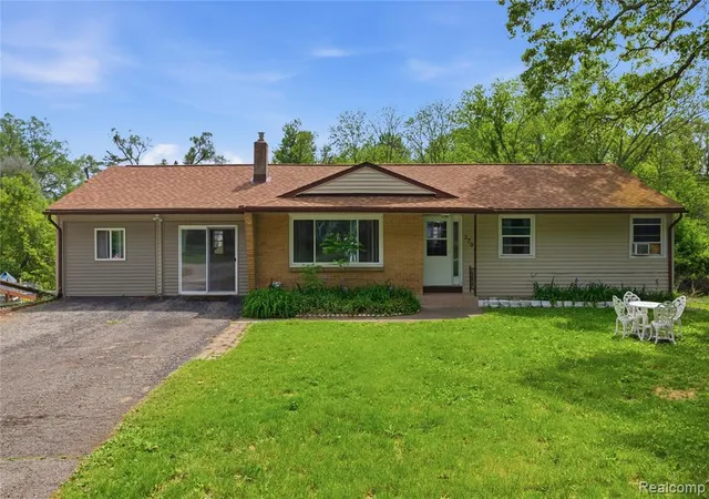 Homes for sale in Jackson, MI | 2705 Glendale Rd, Jackson, MI 49203 | MLS# 60997368
