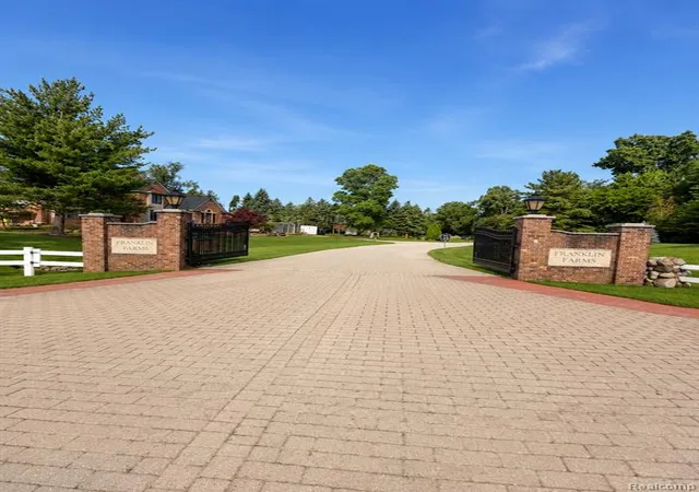 Photo 3 of Single family home for sale at 24750 Franklin Farms Dr, Franklin, MI 48025 | MLS# 61019739 | Listing updated on 2026-09-04