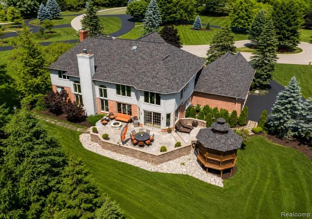 Photo 4 of Single family home for sale at 24750 Franklin Farms Dr, Franklin, MI 48025 | MLS# 61019739 | Listing updated on 2026-09-04