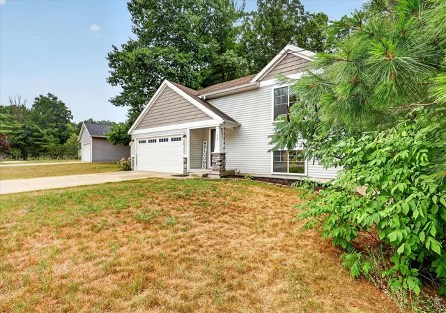 4th image of 728 W River Hills Ct, Newaygo, MI 49337 | MLS# 70549094