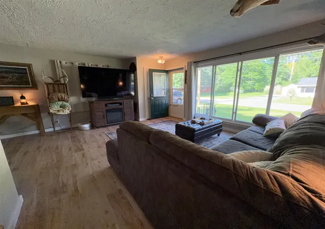 Photo 3 of Single family home for sale at 3456 Acacia Blvd, Jackson, MI 49203 | MLS# 70536337 | Listing updated on 2026-09-11
