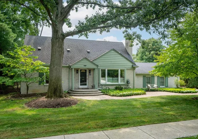 Photo 2 of Sale Pending at 32312 Arlington Dr, Beverly Hills, MI 48025 | MLS# 61020261 | Listing updated on 2026-08-30