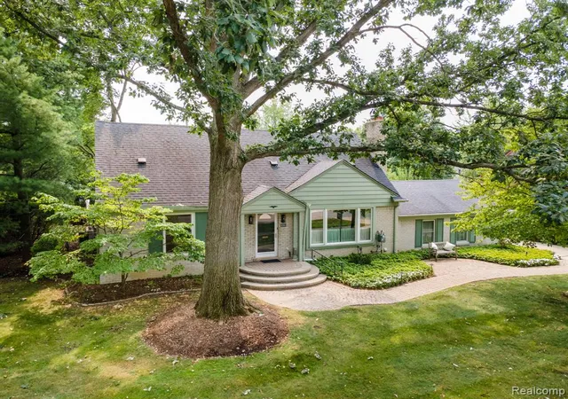 Photo 3 of Sale Pending at 32312 Arlington Dr, Beverly Hills, MI 48025 | MLS# 61020261 | Listing updated on 2026-08-30