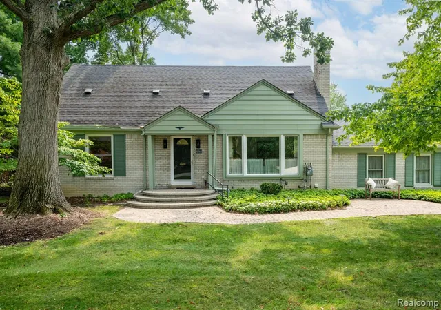 Photo 4 of Sale Pending at 32312 Arlington Dr, Beverly Hills, MI 48025 | MLS# 61020261 | Listing updated on 2026-08-30
