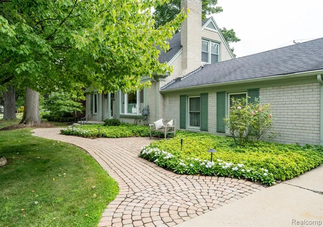 Photo 5 of Sale Pending at 32312 Arlington Dr, Beverly Hills, MI 48025 | MLS# 61020261 | Listing updated on 2026-08-30