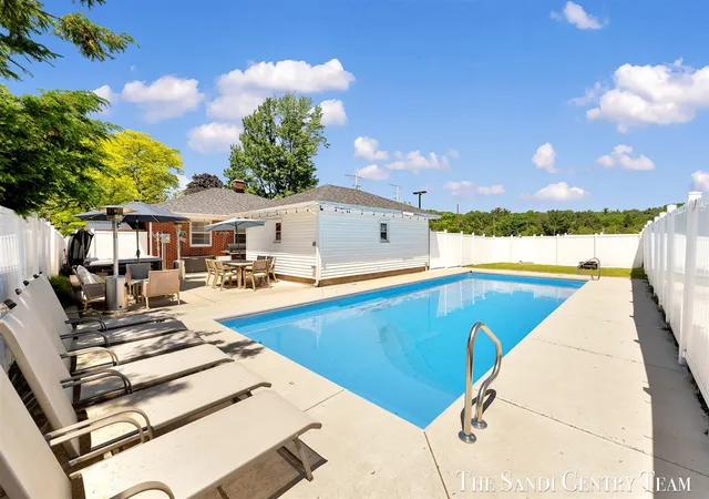 3rd image of 1508 Wisconsin St, Grand Haven, MI 49417 | MLS# 70519290