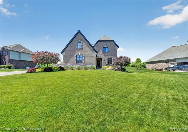 Homes for sale in Oxford, MI | 2212 Heidi Dr, Oxford, MI 48370 | MLS# 60998386