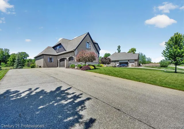 Homes for sale in Oxford, MI | 2212 Heidi Dr, Oxford, MI 48370 | MLS# 60998386