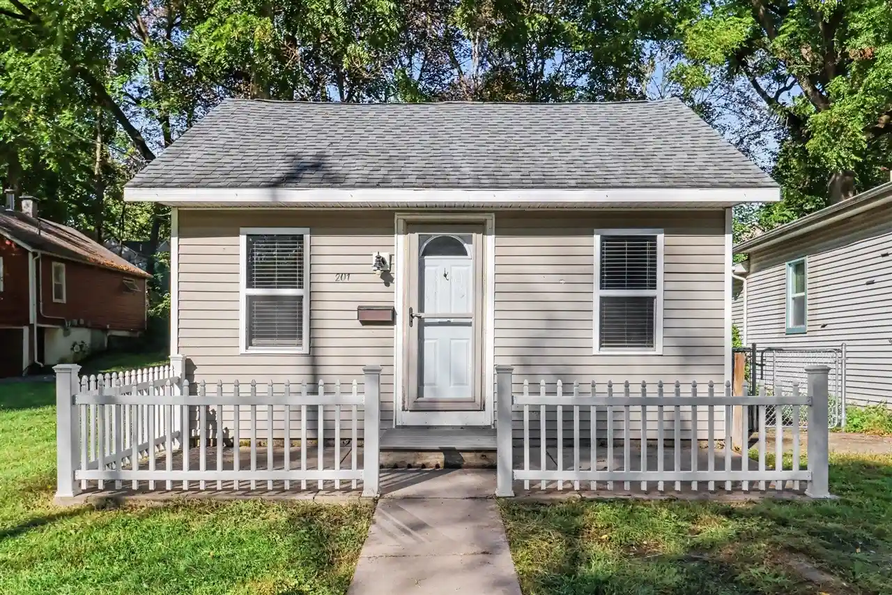 Photo 1 of Sale Pending at 201 N Clarendon St, Kalamazoo, MI 49006 | MLS# 70563560 | Listing updated on 2026-10-19