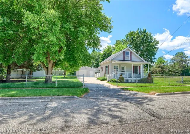 Homes for sale in Burton, MI | 1314 Carman St, Burton, MI 48529 | MLS# 61002364
