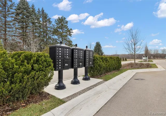 Photo 10 of Sale Pending at 1792 Vista Dr, Oakland, MI 48363 | MLS# 60945750 | Listing updated on 2026-01-16
