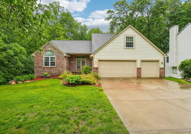 1st image of 2093 Deer Run Trl, Waterford, MI 48329 | MLS# 61003260