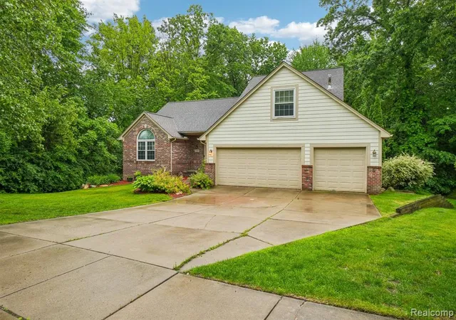2nd image of 2093 Deer Run Trl, Waterford, MI 48329 | MLS# 61003260