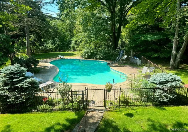 2nd image of 872 Dursley Rd, Bloomfield Hills, MI 48304 2010 | MLS# 61023956