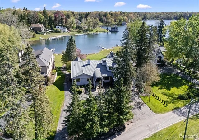Homes for sale in Lake Angelus, MI | 2440 Lake Angelus Ln, Lake Angelus, MI 48326 | MLS# 60984894