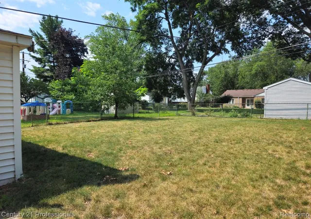 Photo 4 of Sale Pending at 3964 Grindley Park St, Dearborn Heights, MI 48125 2220 | MLS# 61006780 | Listing updated on 2026-09-01