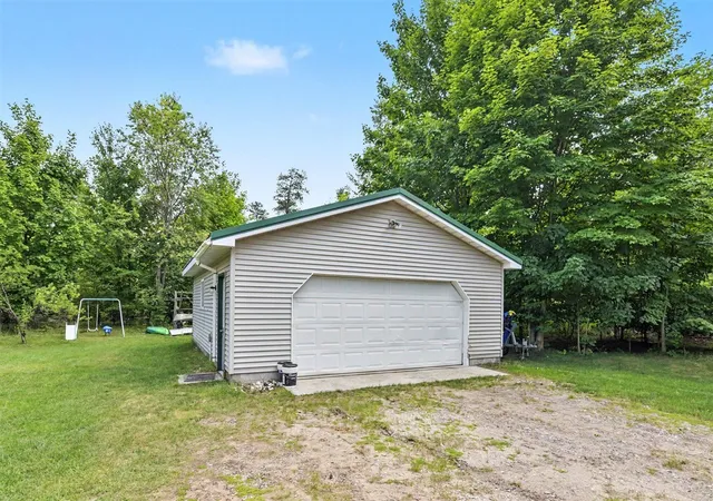 3rd image of 253 S Pine Tree Ln, Beulah, MI 49617 | MLS# 70545151