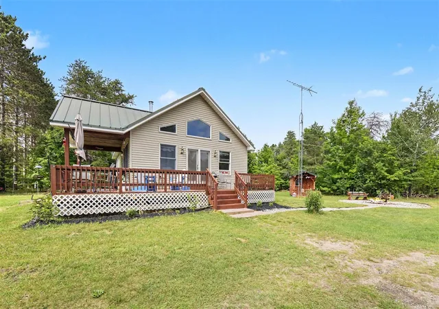 4th image of 253 S Pine Tree Ln, Beulah, MI 49617 | MLS# 70545151