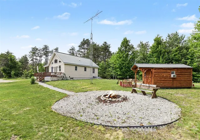 5th image of 253 S Pine Tree Ln, Beulah, MI 49617 | MLS# 70545151