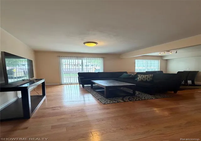 3rd image of 29117 Hayes Rd #3, Warren, MI 48088 | MLS# 61010309