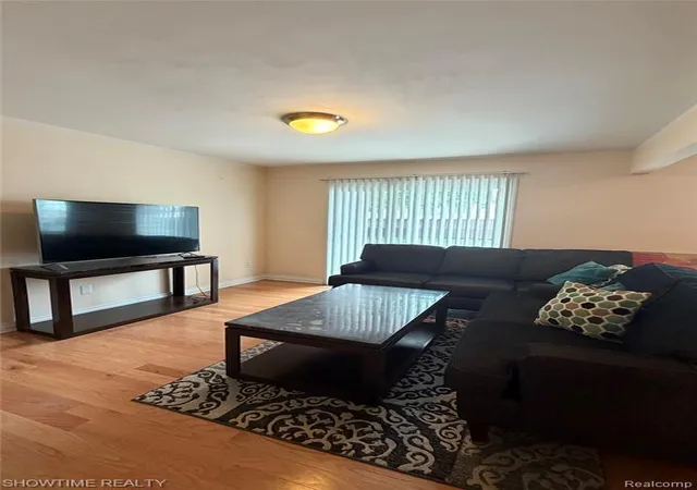 4th image of 29117 Hayes Rd #3, Warren, MI 48088 | MLS# 61010309