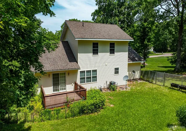 2nd image of 1909 Robindale Dr, Houghton, MI 49931 | MLS# 50213911