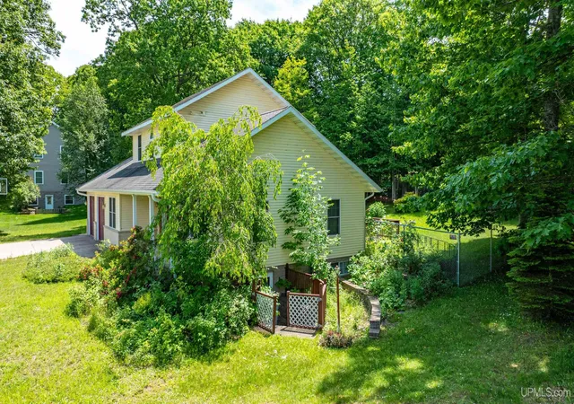 3rd image of 1909 Robindale Dr, Houghton, MI 49931 | MLS# 50213911