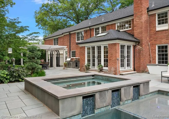 Photo 3 of Mansion for sale at 950 E Glengarry Cir, Bloomfield Hills, MI 48301 2211 | MLS# 61024870 | Listing updated on 2026-09-09