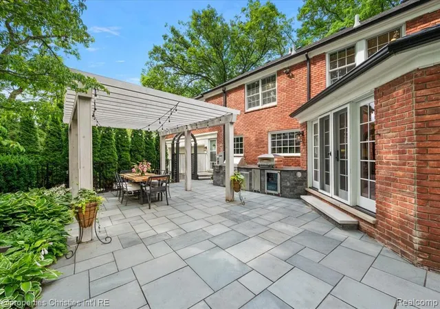Photo 4 of Sale Pending at 950 E Glengarry Cir, Bloomfield Hills, MI 48301 2211 | MLS# 61024870 | Listing updated on 2026-09-28