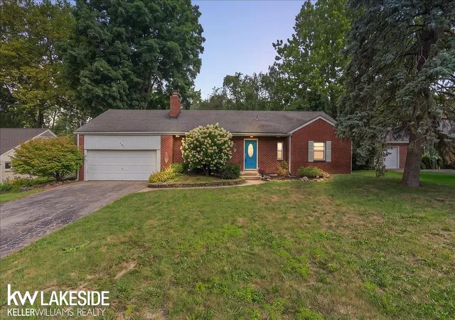 Photo 1 of Sale Pending at 201 Barrington Rd, Bloomfield Hills, MI 48302 | MLS# 50219491 | Listing updated on 2026-09-02