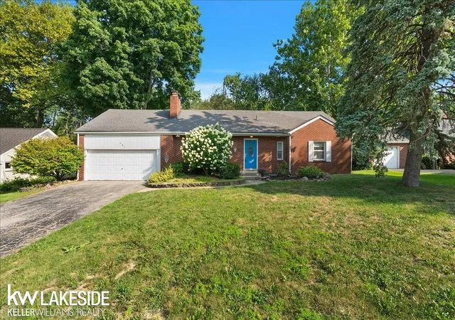 Photo 2 of Sale Pending at 201 Barrington Rd, Bloomfield Hills, MI 48302 | MLS# 50219491 | Listing updated on 2026-09-02