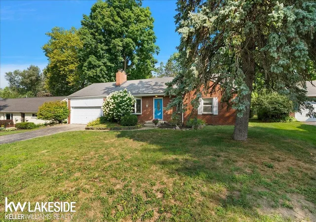 Photo 3 of Sale Pending at 201 Barrington Rd, Bloomfield Hills, MI 48302 | MLS# 50219491 | Listing updated on 2026-09-02