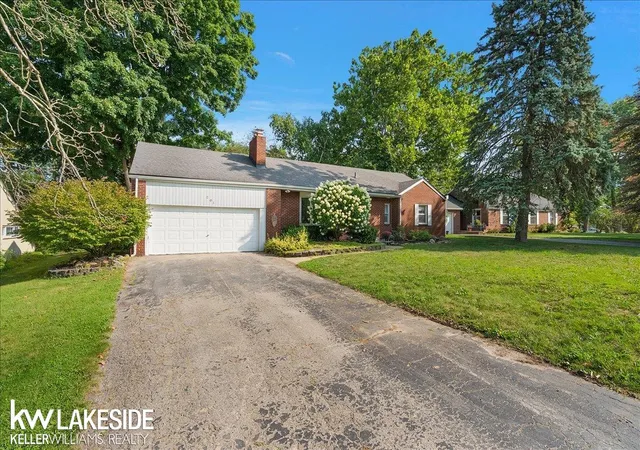 Photo 3 of Sale Pending at 201 Barrington Rd, Bloomfield Hills, MI 48302 | MLS# 50219491 | Listing updated on 2026-09-02