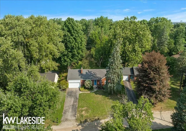 Photo 4 of Sale Pending at 201 Barrington Rd, Bloomfield Hills, MI 48302 | MLS# 50219491 | Listing updated on 2026-09-02