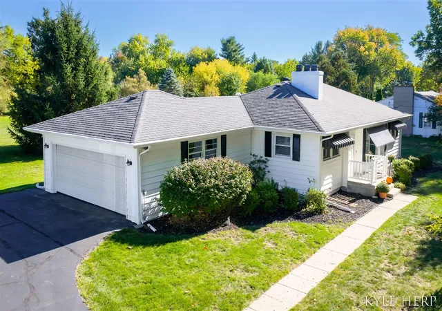 1st image of 960 Brownwood Ave, Grand Rapids, MI 49504 | MLS# 70500467