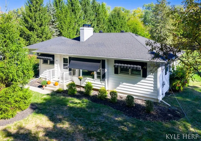 2nd image of 960 Brownwood Ave, Grand Rapids, MI 49504 | MLS# 70500467