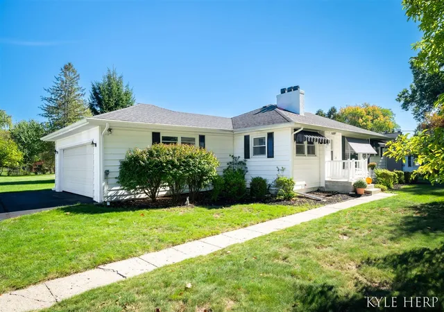 3rd image of 960 Brownwood Ave, Grand Rapids, MI 49504 | MLS# 70500467