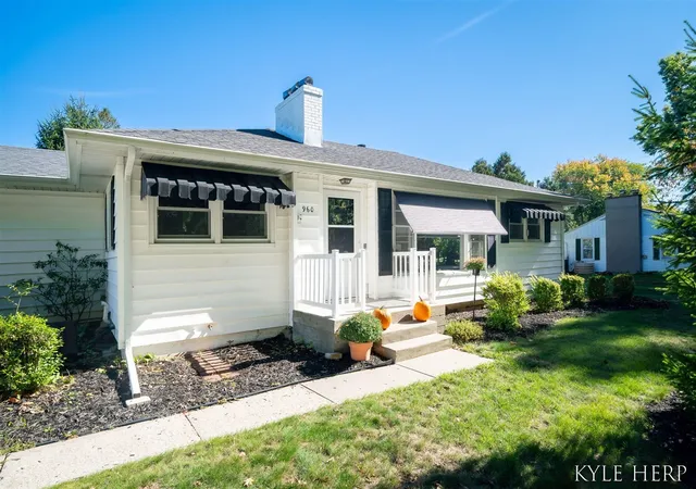4th image of 960 Brownwood Ave, Grand Rapids, MI 49504 | MLS# 70500467